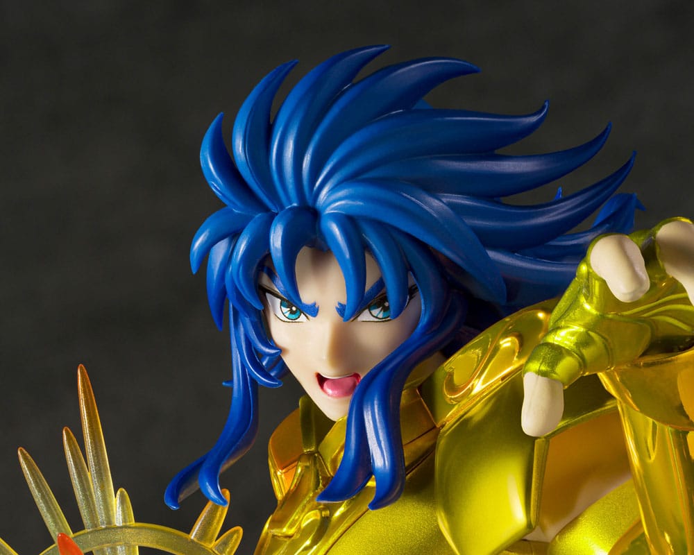 Vue latérale de la statuette Gemini Saga, armure des Gémeaux, Bandai