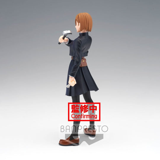 Vue latérale de la figurine Nobara Kugisaki 14 cm, montrant les détails de sa tenue d'exorciste