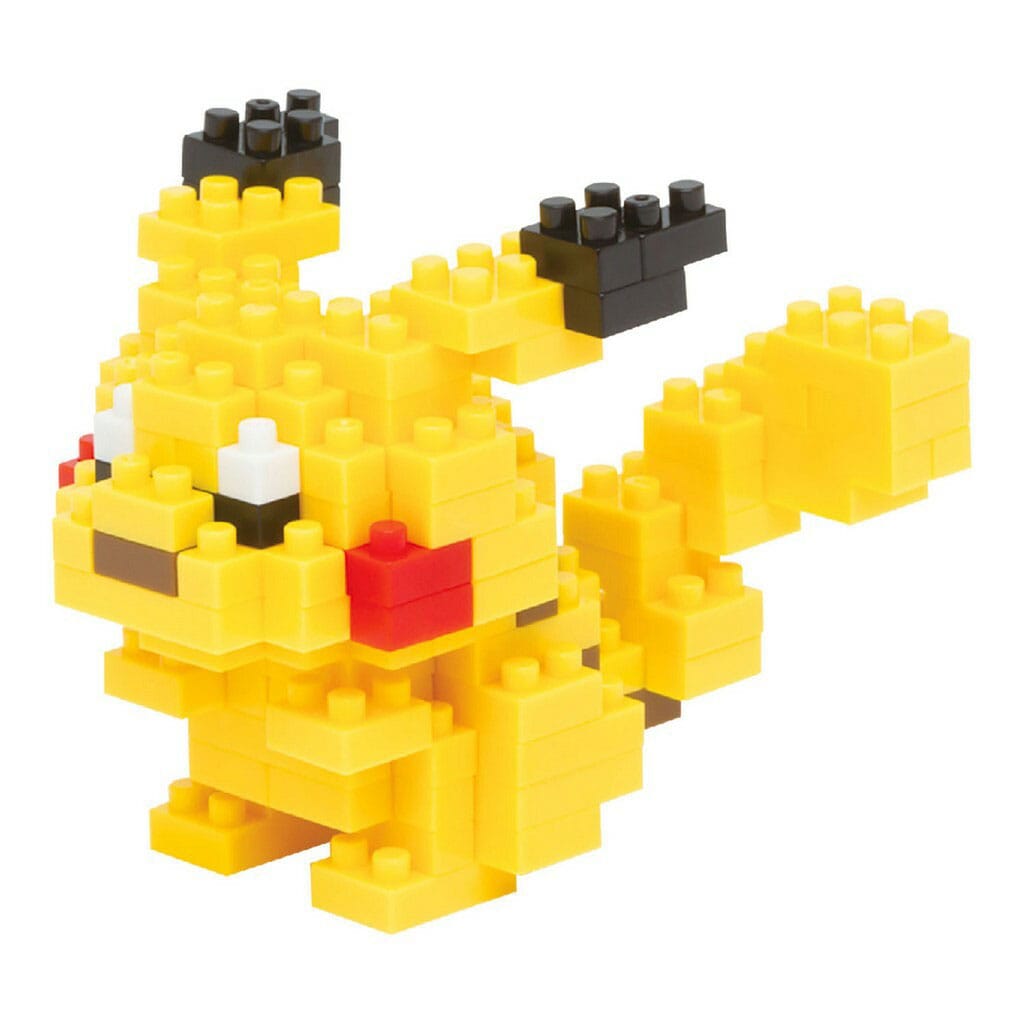Pikachu Nanoblock assemblé, figurine miniature jaune avec joues rouges et queue en éclair, sur fond blanc
