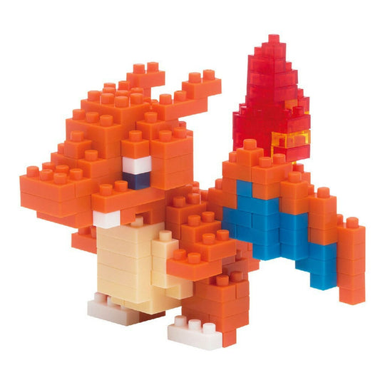 Figurine de construction Nanoblock du Pokémon Dracaufeu en vol, avec ses ailes déployées et son regard féroce.