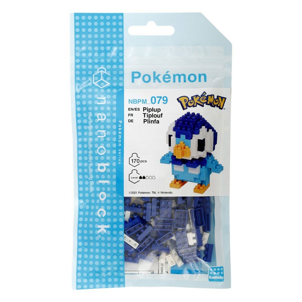 Nanoblock Pokémon Piplup, figurine de construction miniature assemblée, montrant tous les détails du Pokémon.