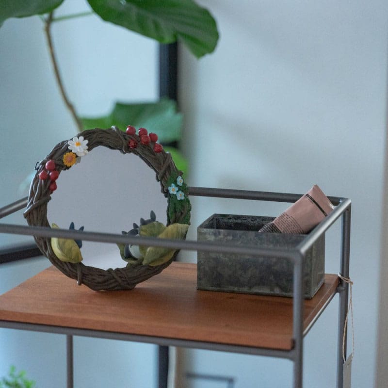 Miroir décoratif Totoro, avec d'autres objets Ghibli