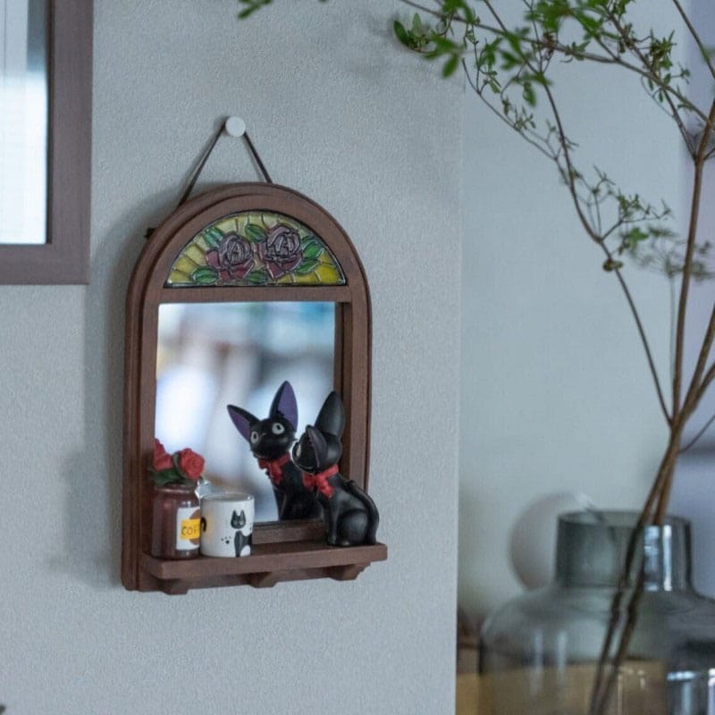 Détail du design du miroir Jiji avec le chat noir et le logo Ghibli