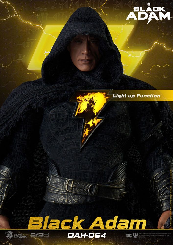 Vue arrière de la figurine Black Adam, montrant la cape et le dos du costume