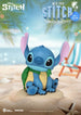 Figurine Stitch Mini Egg Attack relaxant sur une chaise de plage