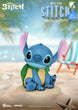 Figurine Stitch Mini Egg Attack relaxant sur une chaise de plage