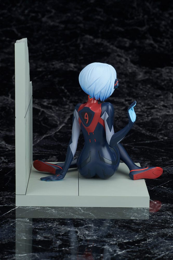 Figurine Rei Ayanami Bellfine, vue arrière montrant les détails de la Plugsuit