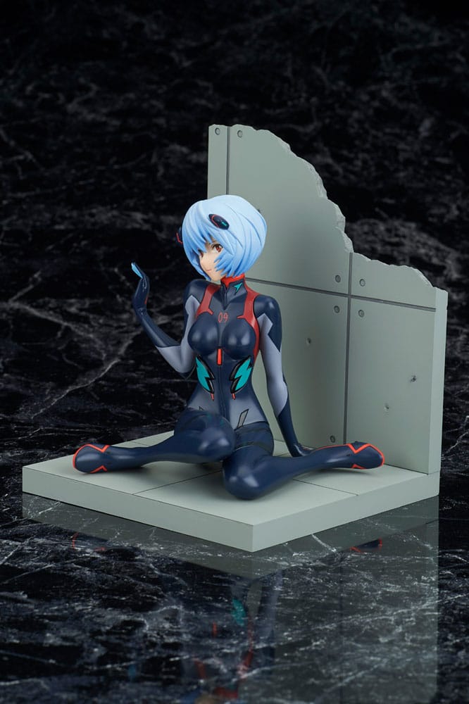 Gros plan sur le visage de Rei Ayanami, statuette Evangelion 4.0, expression neutre
