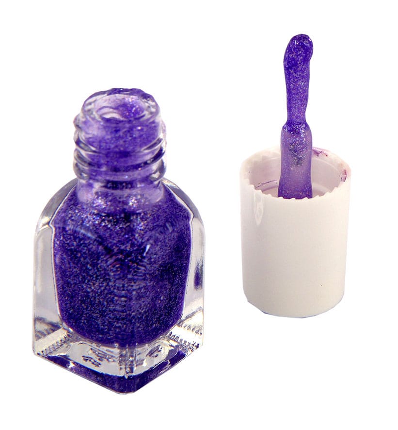 Enfant souriant appliquant du maquillage Glam Surprise, doux pour la peau