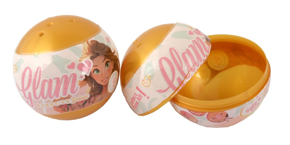 Enfant se maquillant avec les produits Glam Surprise, sous surveillance