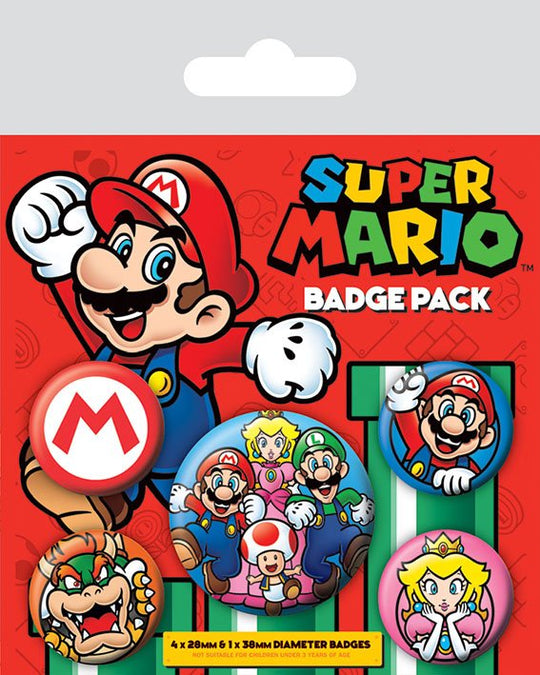 Pack de 5 badges Super Mario officiels, montrant Mario, Luigi, Toad, Yoshi et le champignon 1-Up sur un fond blanc, avec les logos Nintendo et Pyramid International.