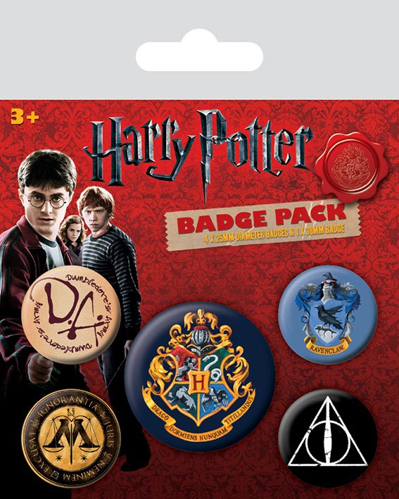 Pack de 5 badges Harry Potter Hogwarts officiels de Pyramid International, montrant les emblèmes des maisons de Poudlard.