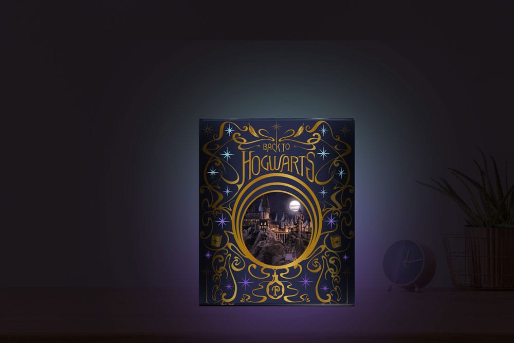 Lampe Harry Potter Poudlard vue de côté, avec le logo Blue Sky Studios et le port Micro USB.