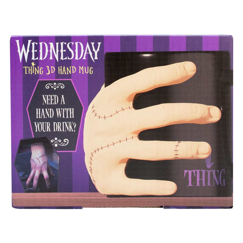 Détail du mug Wednesday Addams montrant la main La Chose en 3D