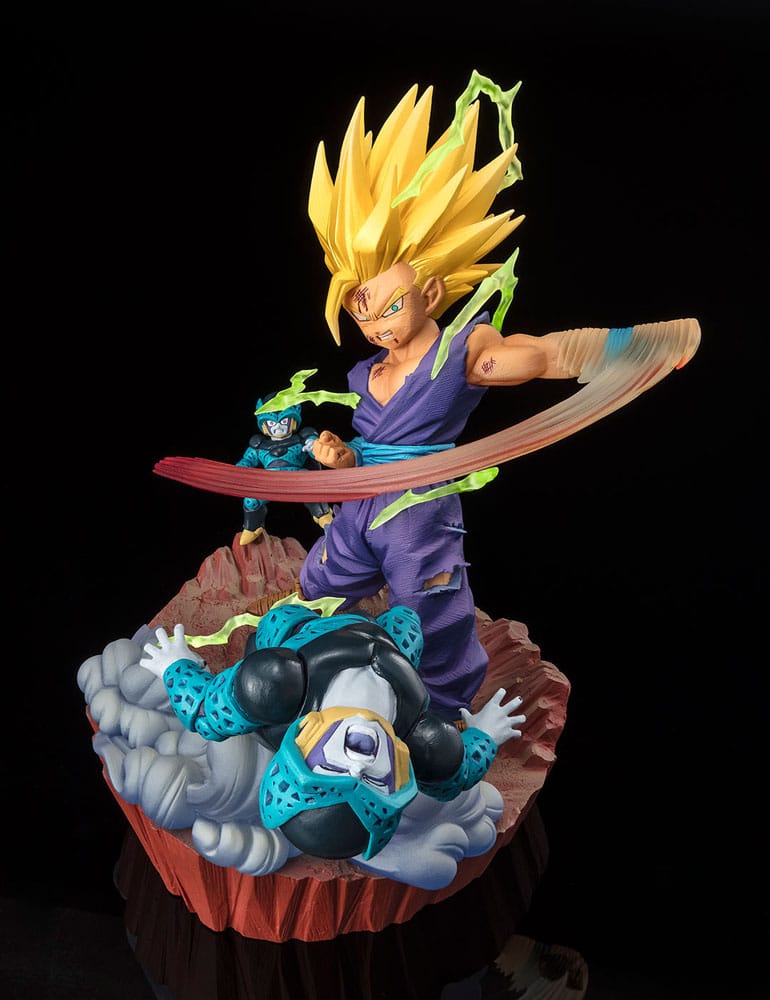 Vue latérale de la statuette Gohan Super Saiyan 2, montrant la pose dynamique