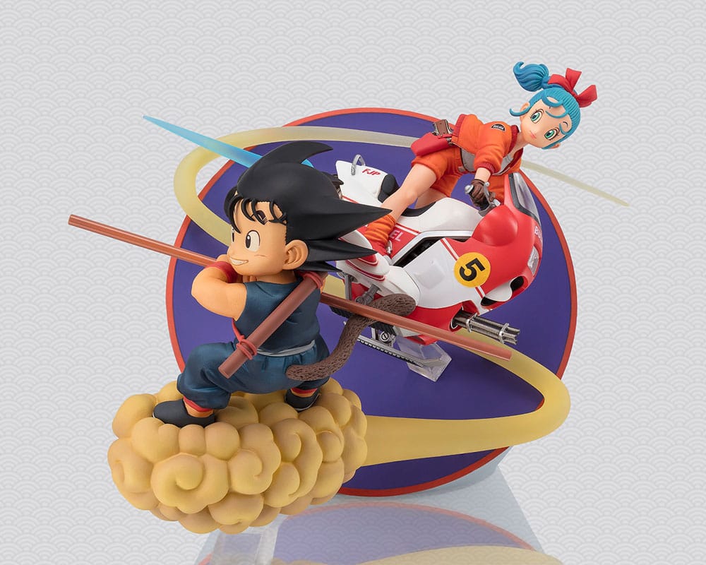 Détail de Bulma et de son scooter sur la statuette Dragon Ball