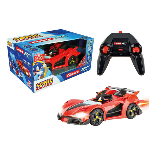 Vue latérale de la voiture RC Carrera Sonic Shadow avec figurine inclinée