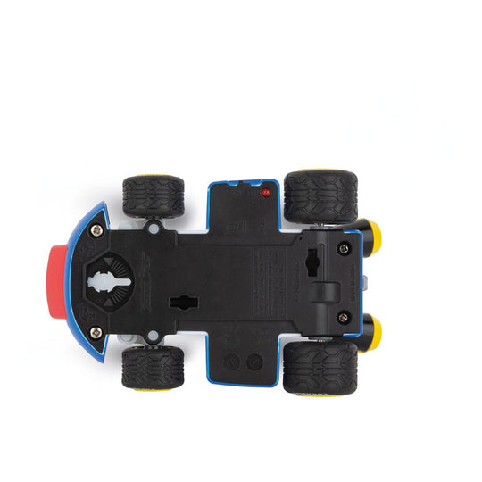 Enfant jouant avec le Carrera RC Super Mario Kart Race Kart 1/32