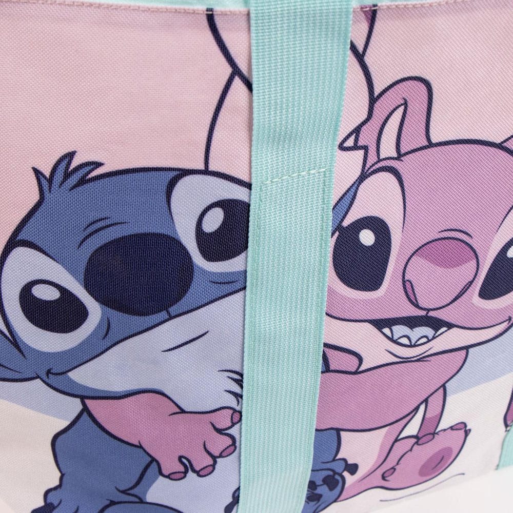 Sac de plage Lilo & Stitch porté sur l'épaule, en situation de plage ou de vacances