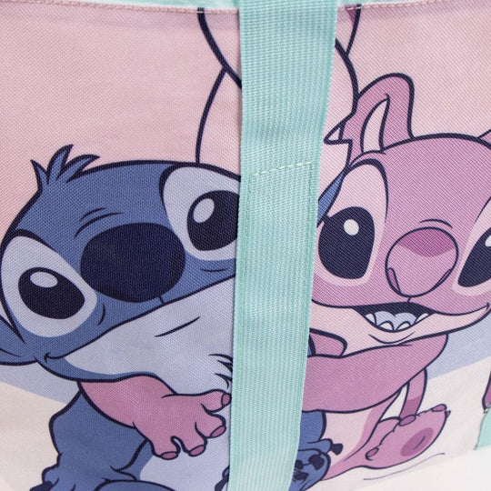 Sac de plage Lilo & Stitch porté sur l'épaule, en situation de plage ou de vacances