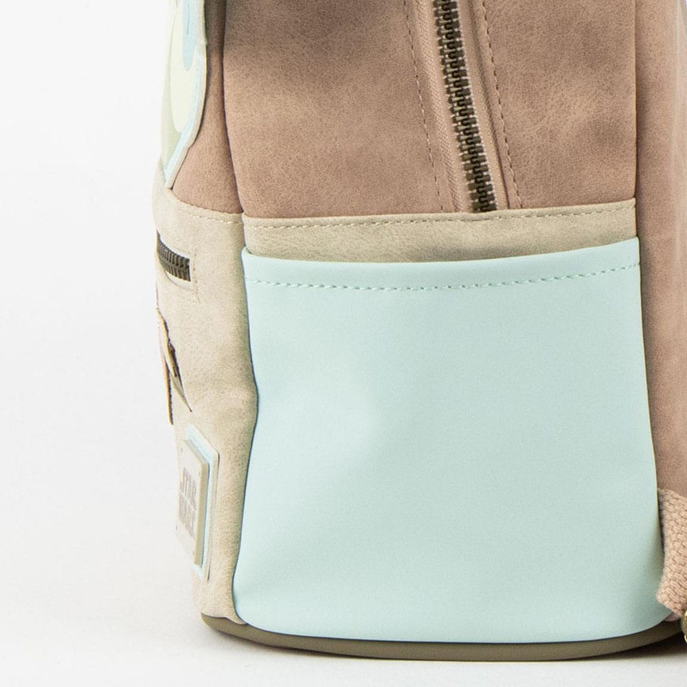 Sac à dos Grogu The Mandalorian posé sur une surface, montrant sa taille compacte.
