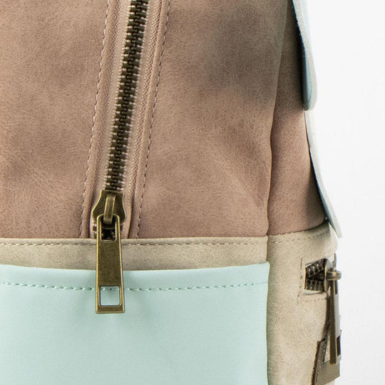 Gros plan sur le logo officiel Star Wars et Cerdá sur le sac à dos Grogu.