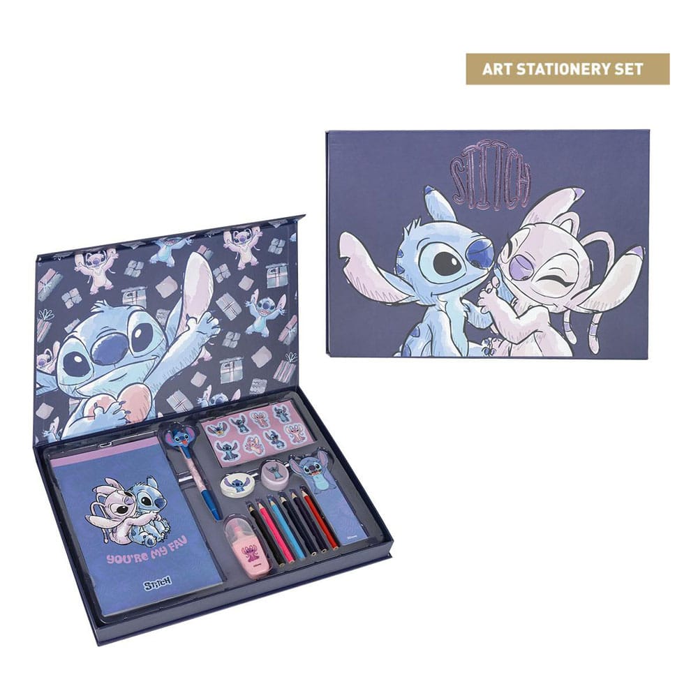 Set d'écriture Lilo & Stitch You're My Fav de Cerdá, présentant les 13 pièces : stylo, bloc-notes, gomme, taille-crayon, marque-page, surligneur, autocollants et 6 crayons de couleur, sur un fond thématique Lilo & Stitch.