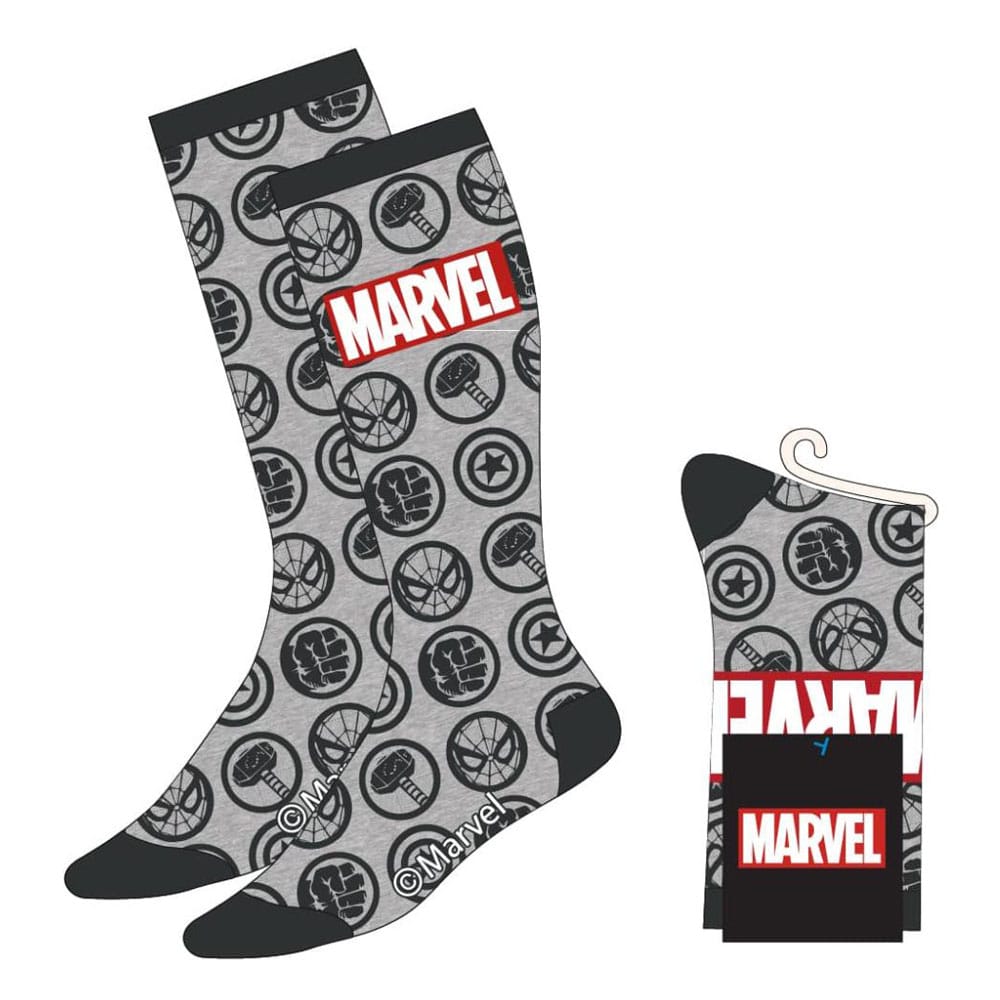 Paire de chaussettes Marvel Avengers Faces grises Cerdá, montrant les visages stylisés d'Iron Man, Captain America et Hulk sur un fond gris chiné, avec les talons et pointes noirs.