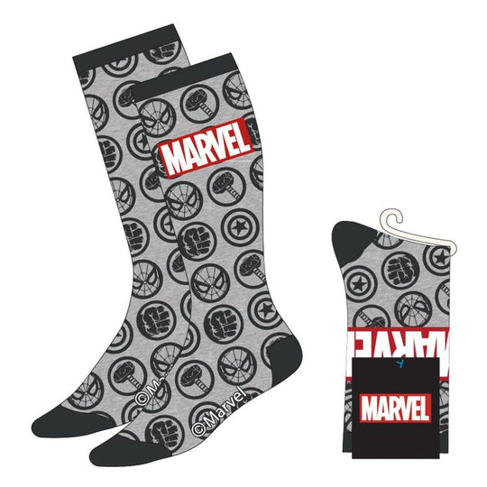 Paire de chaussettes Marvel Avengers Faces grises Cerdá, montrant les visages stylisés d'Iron Man, Captain America et Hulk sur un fond gris chiné, avec les talons et pointes noirs.