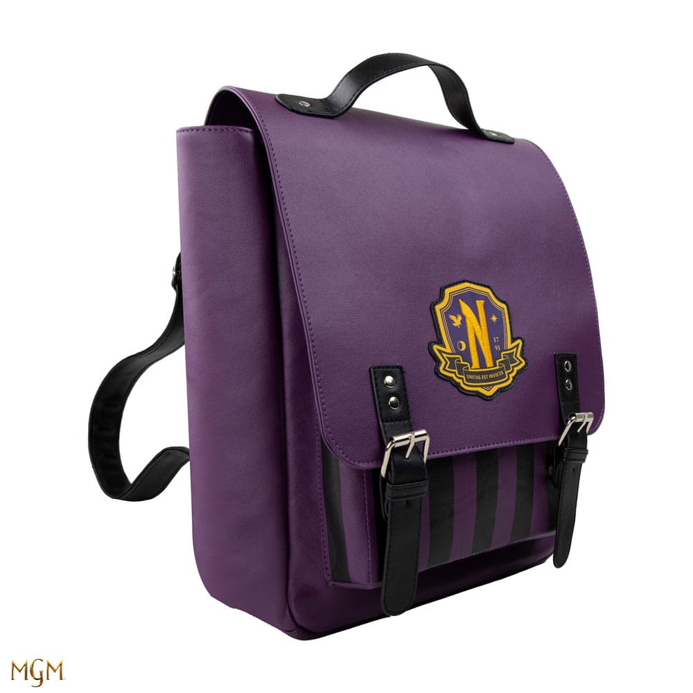 Sac à dos Wednesday Nevermore Academy Purple porté par un mannequin
