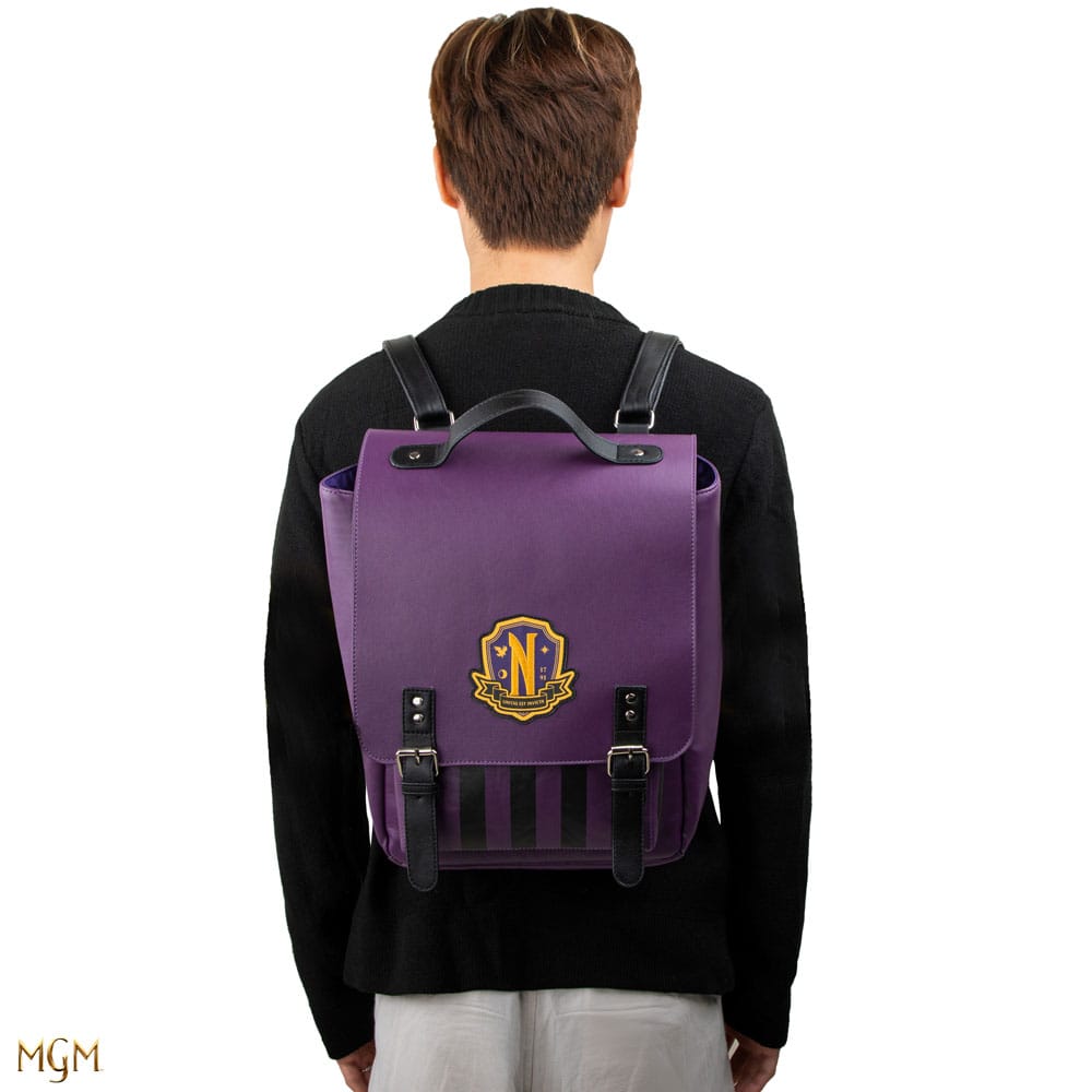 Sac à dos Wednesday Nevermore Academy Purple posé sur une surface