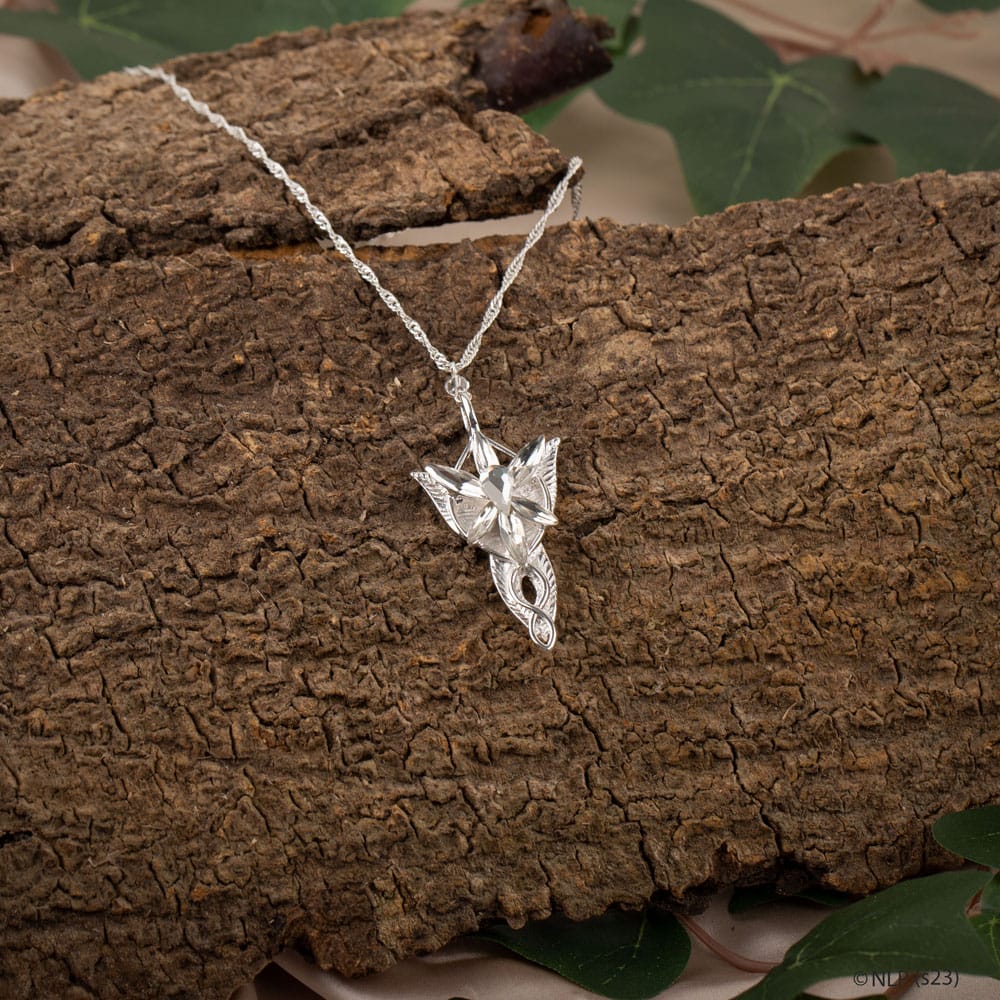 Gros plan détaillé du pendentif Evenstar d'Arwen, révélant la finesse de ses motifs.