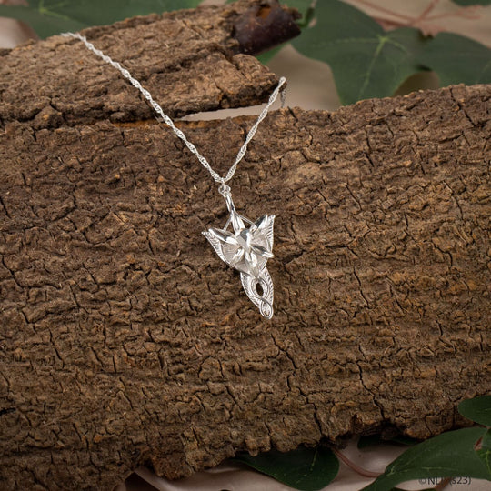 Gros plan détaillé du pendentif Evenstar d'Arwen, révélant la finesse de ses motifs.