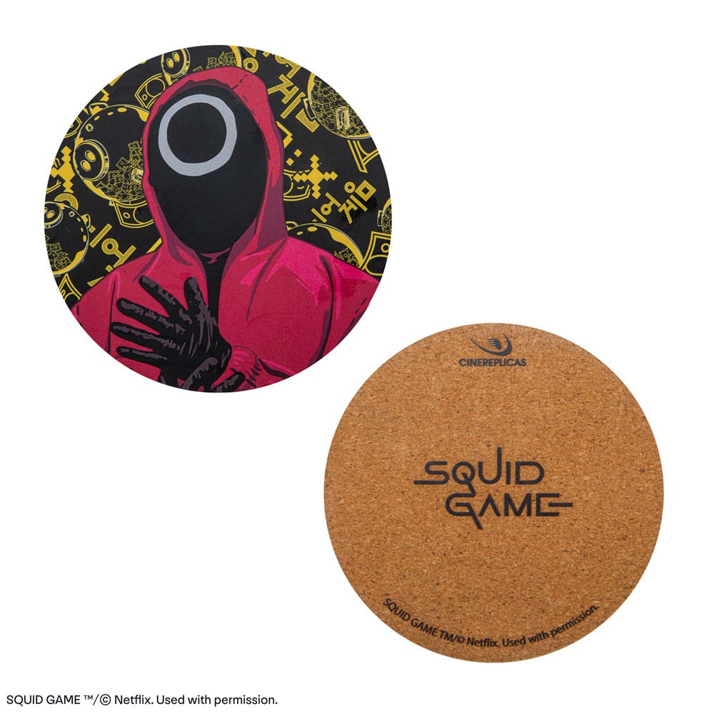 Pack de 4 sous-verres Squid Game posés sur une table, montrant leur utilisation