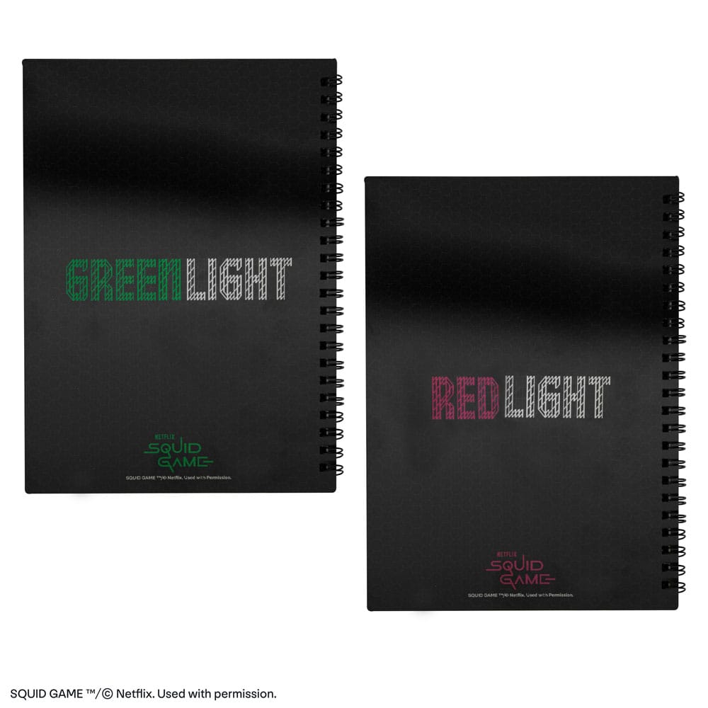 Détail de la couverture du carnet Squid Game Red Light Green Light avec le logo