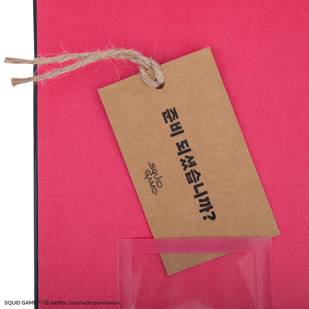 Carnet Coffin Squid Game avec des éléments thématiques de la série en arrière-plan