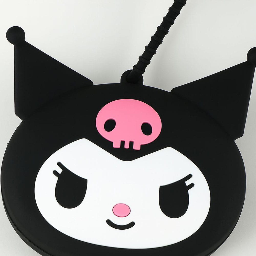 Détail du logo Kuromi sur le sac à main Sanrio, gros plan sur la matière PVC