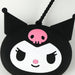 Détail du logo Kuromi sur le sac à main Sanrio, gros plan sur la matière PVC