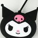 Détail du logo Kuromi sur le sac à main Sanrio, gros plan sur la matière PVC