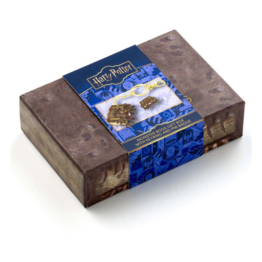 Coffret cadeau Harry Potter ouvert montrant le porte-clés et le badge