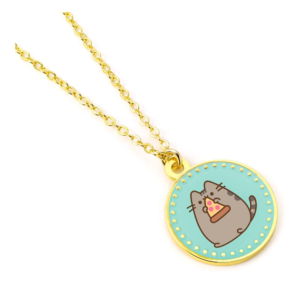 Collier Pusheen Pizza Bleue porté, montrant la longueur de 45 cm.