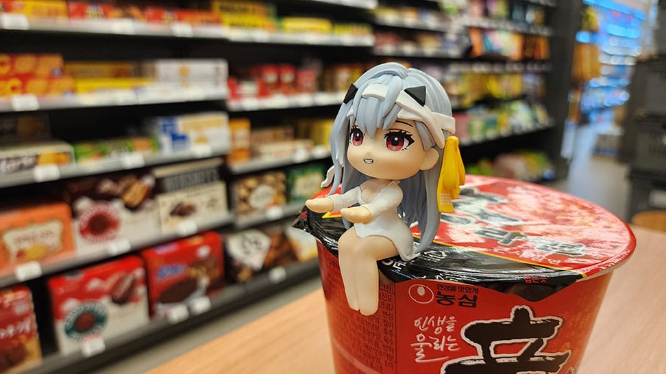 Gros plan sur la statuette PVC Nikke Modernia et sa finition de haute qualité