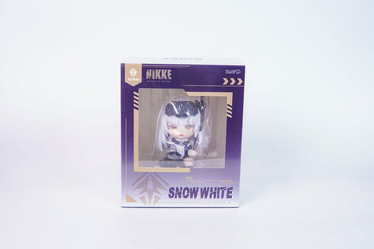 Figurine PVC Snow White de Nikke vue de côté, montrant le socle