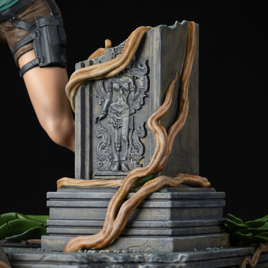 Statuette Lara Croft Tomb Raider PVC 24 cm Dark Horse - Détail texture des vêtements