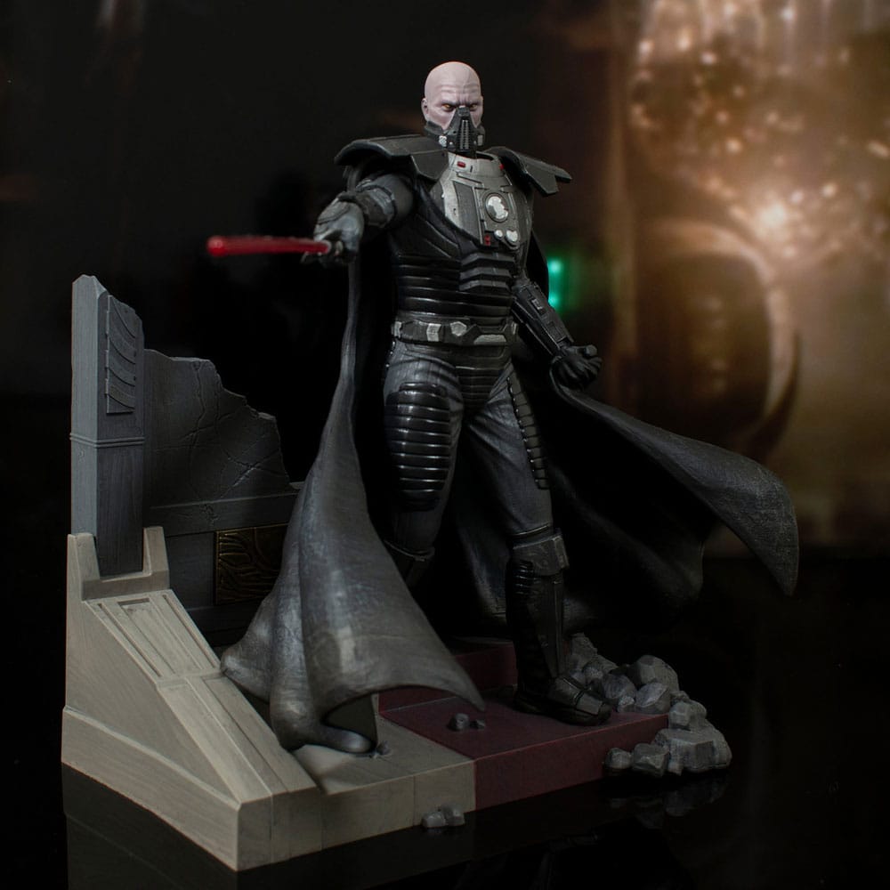 Statuette Darth Malgus Gentle Giant SWTOR, vue d'ensemble dynamique avec sabre laser rouge