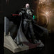 Statuette Darth Malgus Gentle Giant SWTOR, vue d'ensemble dynamique avec sabre laser rouge