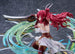 Figurine Erza Scarlet PVC, vue rapprochée des mains et de l'arme