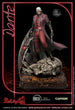 Statuette Dante Devil May Cry dans un environnement de collection