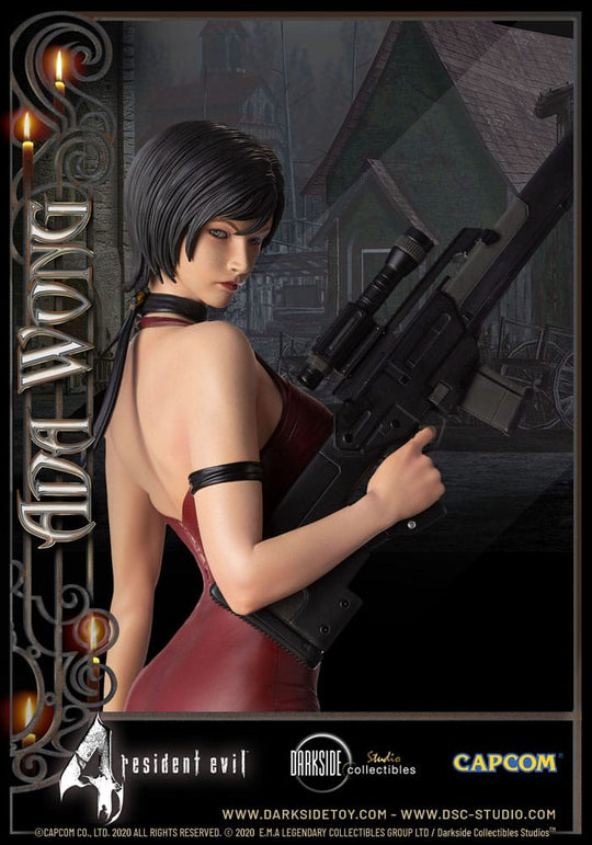 Ada Wong en pleine action, pistolet à la main, détails du costume