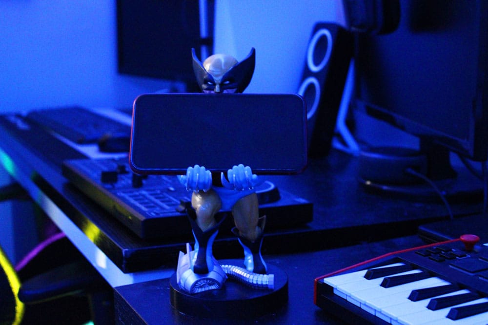 Figurine Cable Guy Wolverine Marvel de face avec câble USB